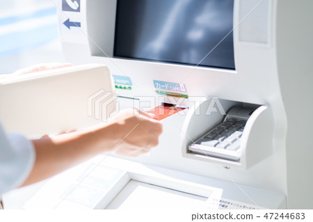 操作自動取款機的年輕女子 操作自動取款機的年輕女子 47244683
