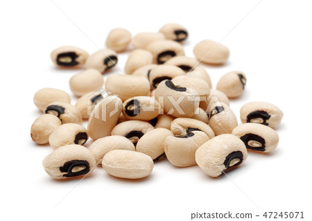 Black-eyed peas, cowpeas on white background Black-eyed peas, cowpeas on white background 47245071