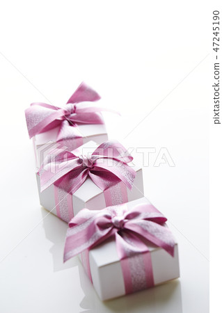Pink ribbon present box 47245190