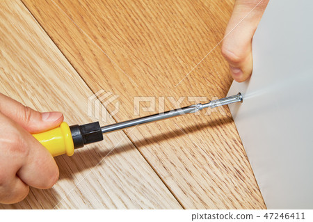 Furniture assembler tightens cam bolt fixing 47246411