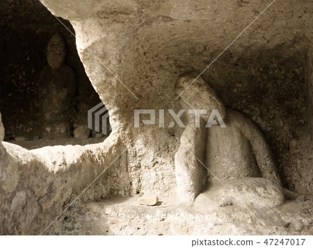 Stone Buddha carved on the wall of the side hole (Nagaoka Hundred Tomb, Utsunomiya, Tochigi, 2019) 47247017