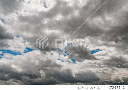 Dark sky with dark clouds before a thunderstorm Dark sky with dark clouds before a thunderstorm 47247142