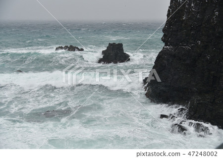Photographing the winter landscape of the great sea of Japan in the Oiwa area of Ayabe-cho, Hokkaido 47248002