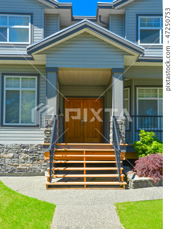 Entrance of luxury family house on a sunny day in Vancouver 47250753