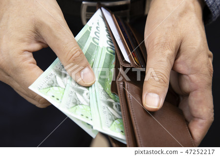 Take out a ten-thousand-won note from your wallet 47252217