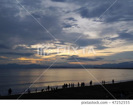 People waiting for the sunset 47252555