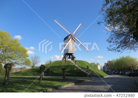 Bonne Schiele Windmill (Bnne Chleremolen) in Bruges, the ancient capital of Belgium Bonne Schiele Windmill (Bnne Chleremolen) in Bruges, the ancient capital of Belgium 47252980