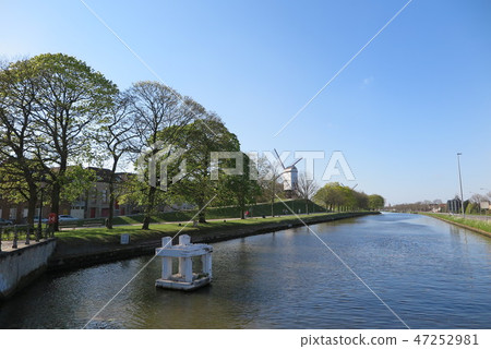 Brugge Canal and Bonne Sile Windmill (Brugge of Belgian) Brugge Canal and Bonne Sile Windmill (Brugge of Belgian) 47252981