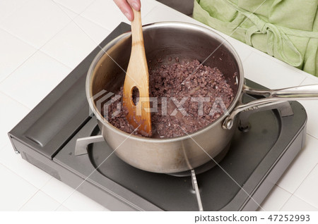 Stir-fried crab meat 47252993