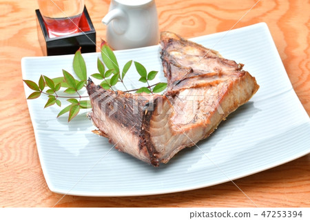 這種金槍魚用金槍魚烤製，鮭魚用金槍魚烤製。 47253394