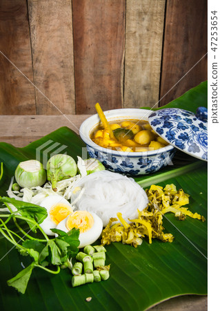 Local Rice vermicelli and curry sauce with vegetab 47253654