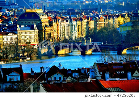 與從布拉格城堡看見的Mordau河和查理大橋的都市風景 與從布拉格城堡看見的Mordau河和查理大橋的都市風景 47256205