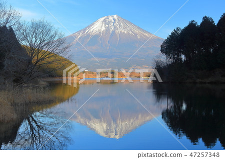 [Shizuoka] Upside down Fuji of Lake Tanuki 47257348