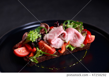 open sandwich with roast beef and vegetable salad open sandwich with roast beef and vegetable salad 47258292