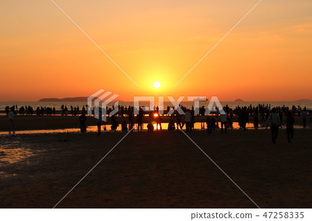 A crowd of parents on the beach. 47258335