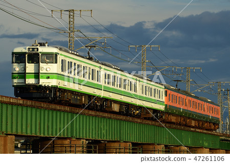 新潟的115系列在越後線上運行 47261106