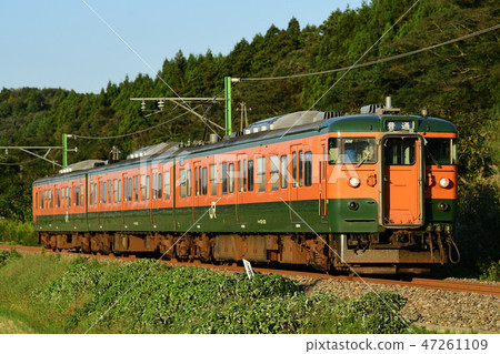 115 series Shonan color running on the Echigo Line 47261109