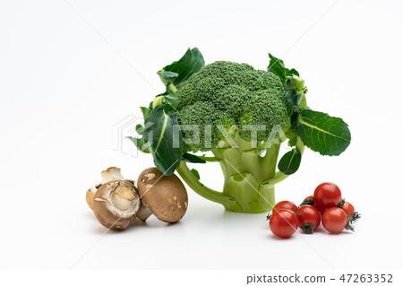 Broccoli tomato mushroom vegetables 47263352