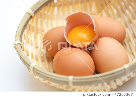Egg yellowish broken egg 47263367