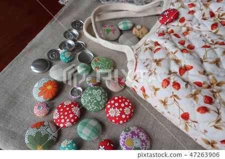 手工製作的核桃按鈕 47263906