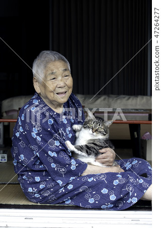 Grandma holding a cat 47264277