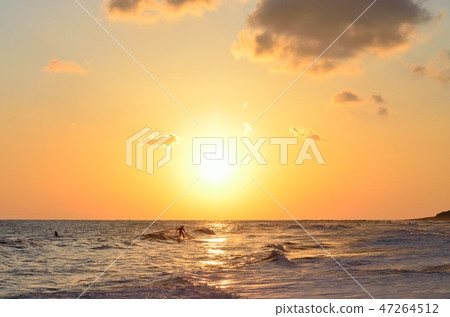 Sunset and the surfer (Omaezaki coast) 160312 pm 5: 35 Sunset and the surfer (Omaezaki coast) 160312 pm 5: 35 47264512