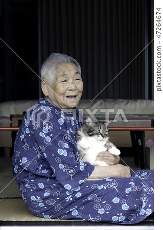 Grandma holding a cat 47264674