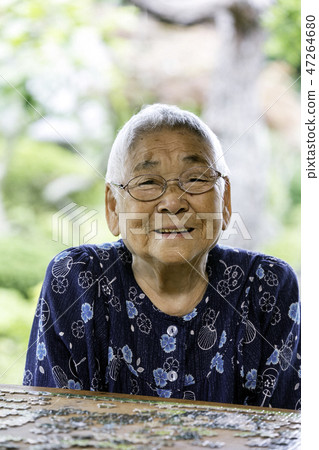 Smiley grandma 47264680