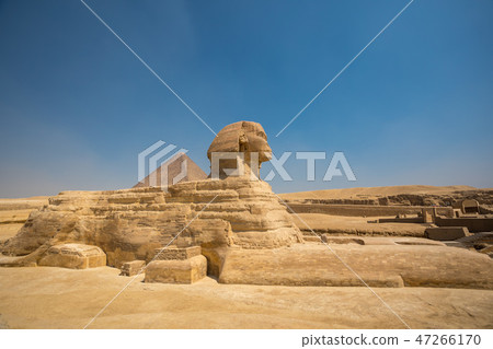 Sphinx and great pyramids 47266170
