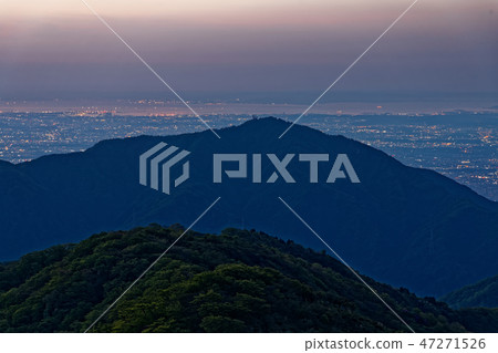 Streets in the direction of dawn Daisen and Yokohama seen from Tanzawa and Tonotake 47271526