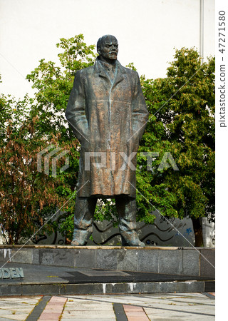metal statue of Lenin in Schwerin 47271580