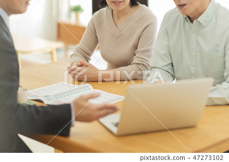 解釋對中部年邁的夫婦的商人 47273102