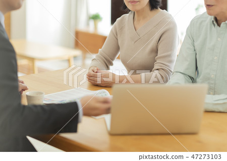 解釋對中部年邁的夫婦的商人 47273103