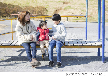 公園裡的父母和孩子 公園裡的父母和孩子 47273265