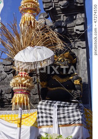 Tanah全部寺廟石雕像在巴厘島 47274550