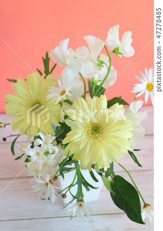 White flower arrangement White flower arrangement 47278485