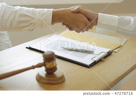 lawyer advises shaking hands. 47278718