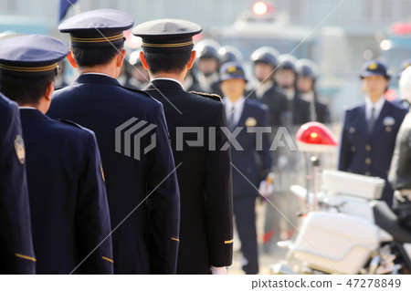 Police officer be careful 47278849