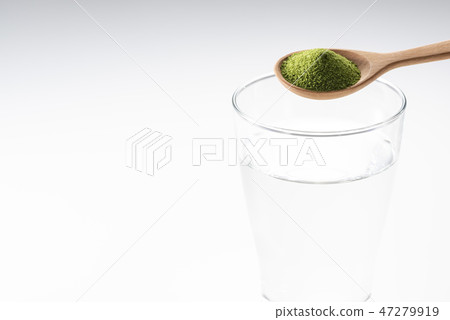Dissolve green juice in water Dissolve green juice in water 47279919