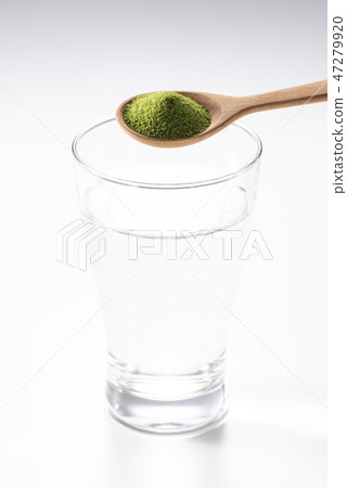 Dissolve green juice in water Dissolve green juice in water 47279920