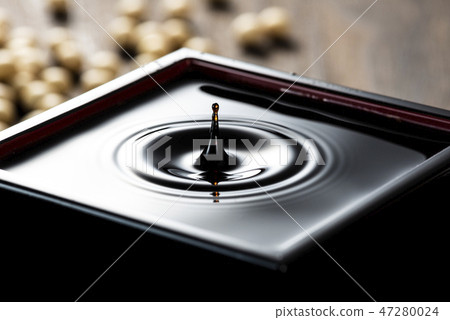 Soy sauce and soy ripples 47280024