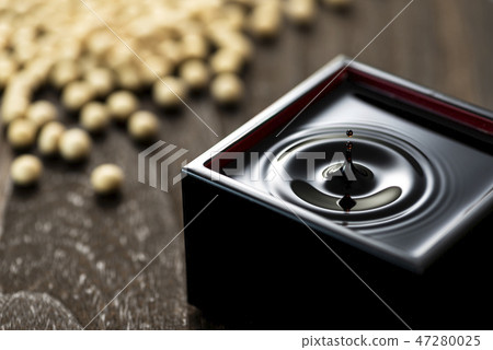 Soy sauce and soy ripples 47280025