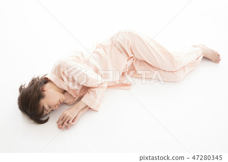 一個年輕的女人睡覺 一個年輕的女人睡覺 47280345