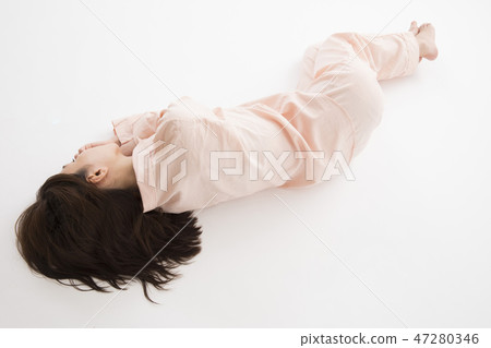 一個年輕的女人睡覺 一個年輕的女人睡覺 47280346