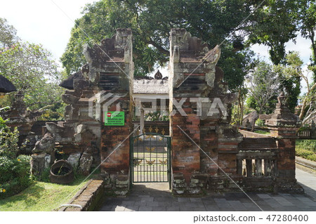 Split gate of Taman Ayun temple in Bali Split gate of Taman Ayun temple in Bali 47280400