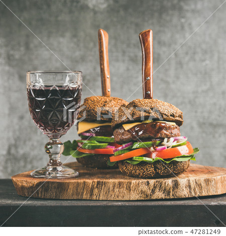 Beef burgers with barbeque sauce and red wine 47281249