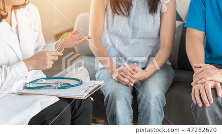 Patient couple marriage counselling with doctor 47282620