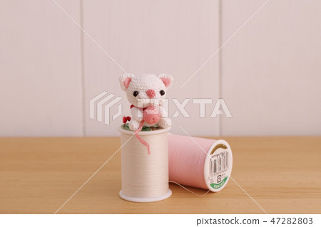 Little white cat Little white cat 47282803