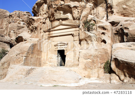 Entrance in cave temple in Little Petra,  Jordan 47283118