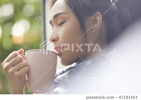 Woman relax Woman relax 47283563